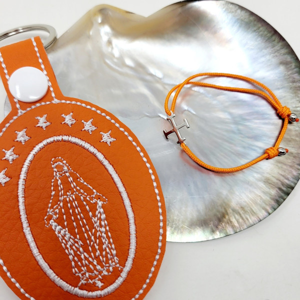 Porte clés médaillon simili cuir brodé d'une médaille miraculeuse