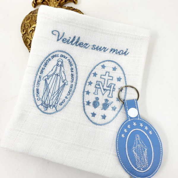 Porte clés médaillon simili cuir brodé d'une médaille miraculeuse