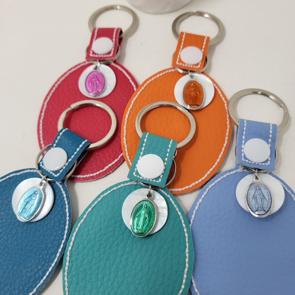 Porte clés médaillon simili cuir brodé d'une médaille miraculeuse
