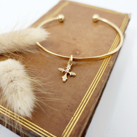 Jonc religieux plaqué or à la croix au lys de jardin