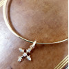 Jonc religieux plaqué or à croix fleur de lys et zircons