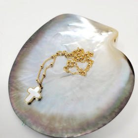 Collier religieux avec une belle croix nacre sertie plaqué or