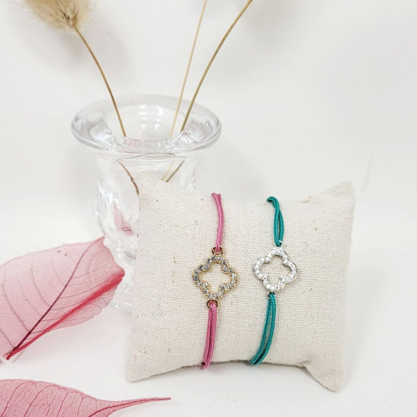 Bracelet religieux cordon croix lobée rosace et zircons lumière