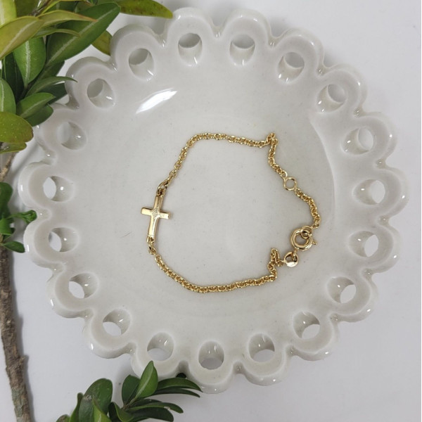 Bracelet religieux avec une fine croix plaqué or sur chaine