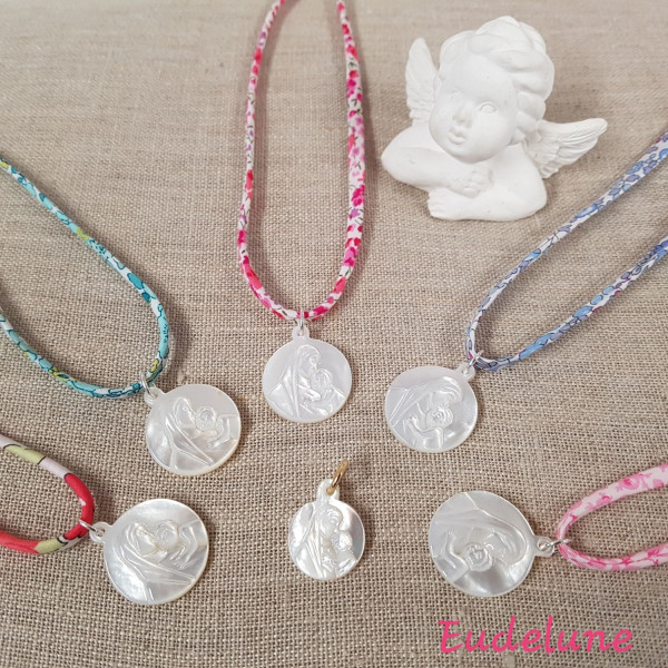 Collier Vierge à l’Enfant en nacre 20 mm pour première communion