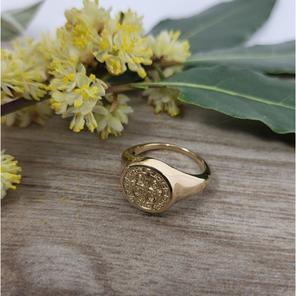 Bague religieuse de la croix de Saint benoit plaqué or et prière