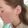 Boucles d'oreilles créoles colombe nacre avec rosace ajourée dorée