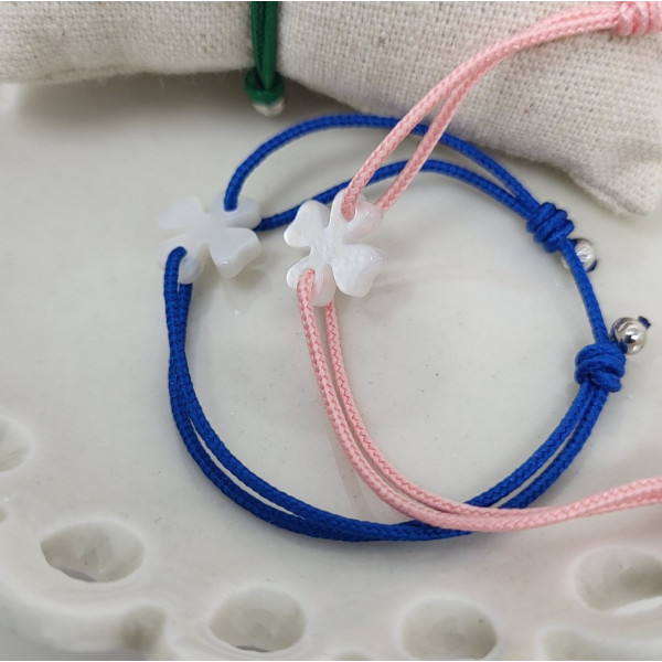 Bracelet religieux avec une petite croix nacre fleur en cordon couleur