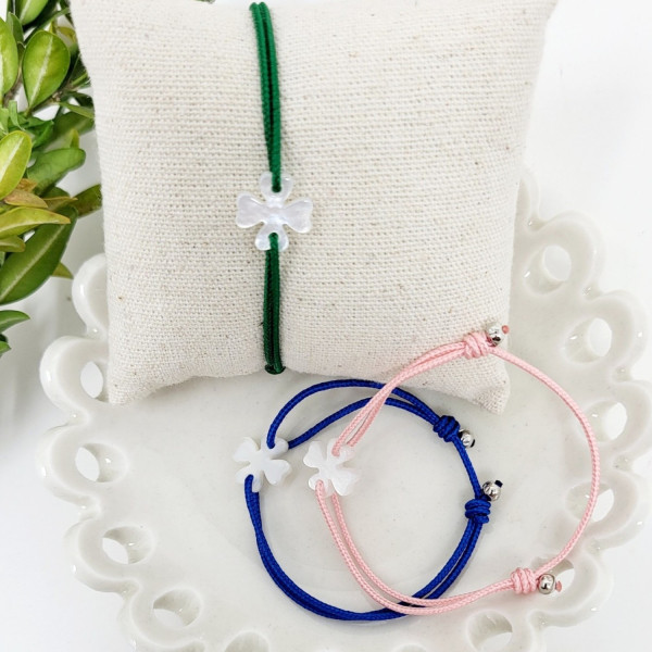 Bracelet religieux avec une petite croix nacre fleur en cordon couleur