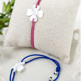 Bracelet religieux cordon croix trèfle fleur nacre