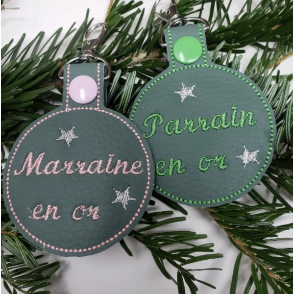 Médaillon en simili cuir porte clés religieux brodé personnalisé