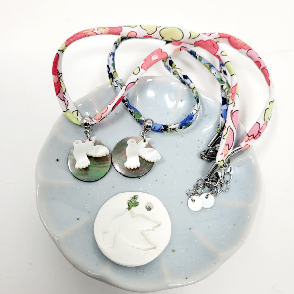 Collier Esprit Saint colombe blanche sur nacre fumée pour jeune fille