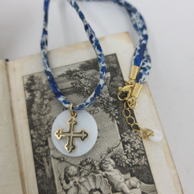 Collier croix trilobée plaqué or sur nacre cordon