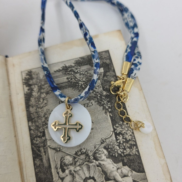 Collier croix trilobée plaqué or sur nacre cordon