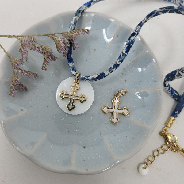 Collier croix trilobée plaqué or sur nacre cordon