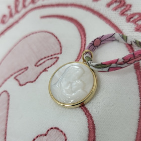 Collier Vierge à l’Enfant nacre plaqué or cordon