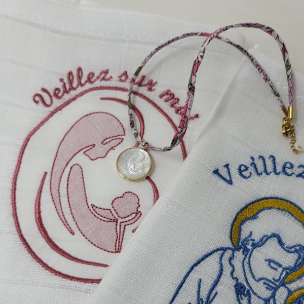 Collier Vierge à l’Enfant nacre plaqué or cordon