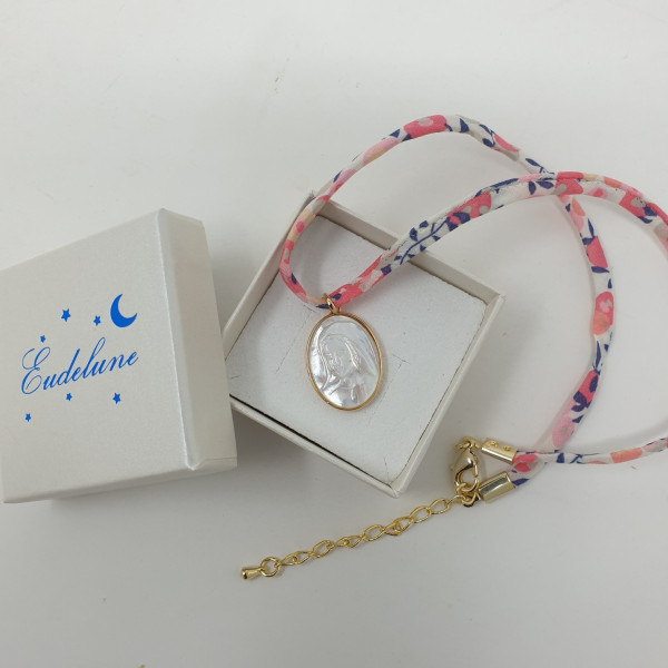 Bijou collier religieux Vierge Marie nacre sertie clos sur chaine