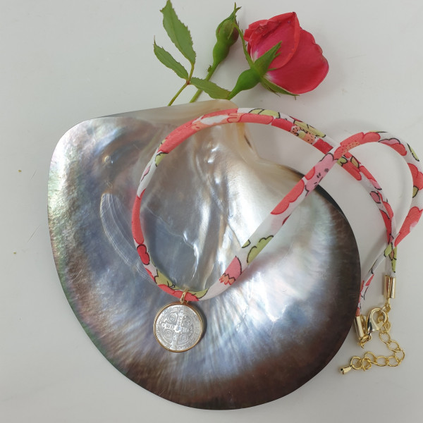 Collier religieux avec la croix de saint Benoit en nacre sur chaine