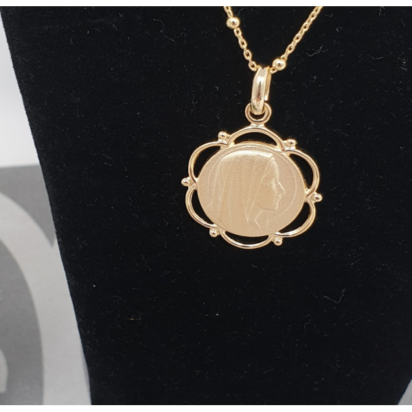 Collier religieux avec une médaille de la Vierge Marie fleurie