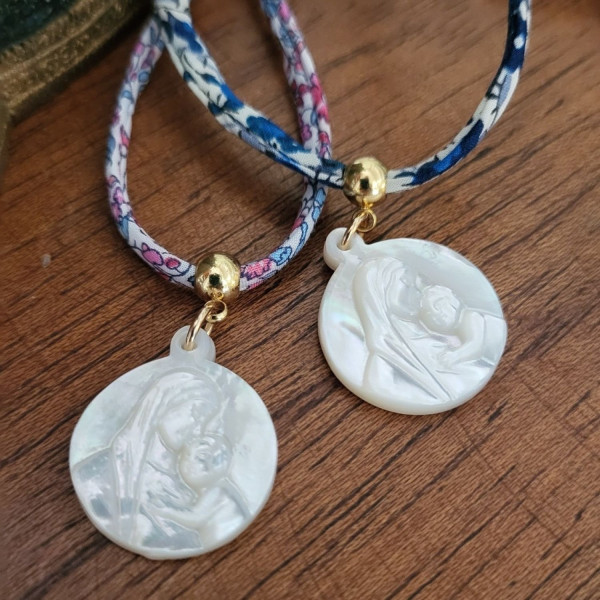 Collier religieux d'une grande vierge à l'enfant nacre sur chaine