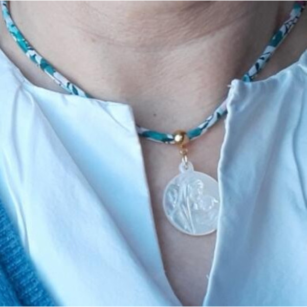 Collier religieux d'une grande vierge à l'enfant nacre sur chaine