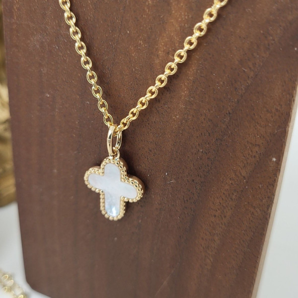 Collier religieux croix nacre sertie clos en plaqué or ou argent