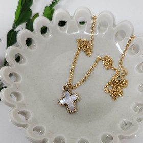 Collier religieux croix nacre sertie clos en plaqué or ou argent