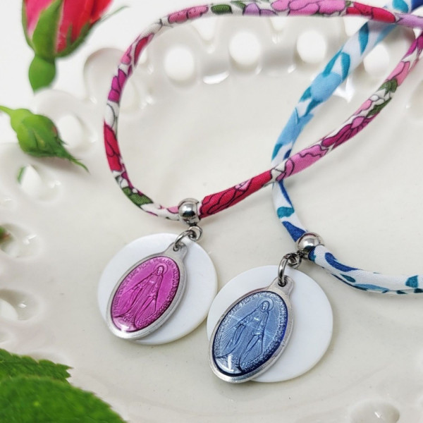 Collier enfant Médaille Miraculeuse colorée sur nacre – Liberty/Coton