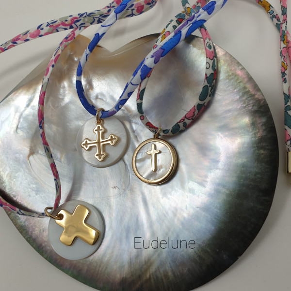 Collier croix plate gravée argent ou plaqué or