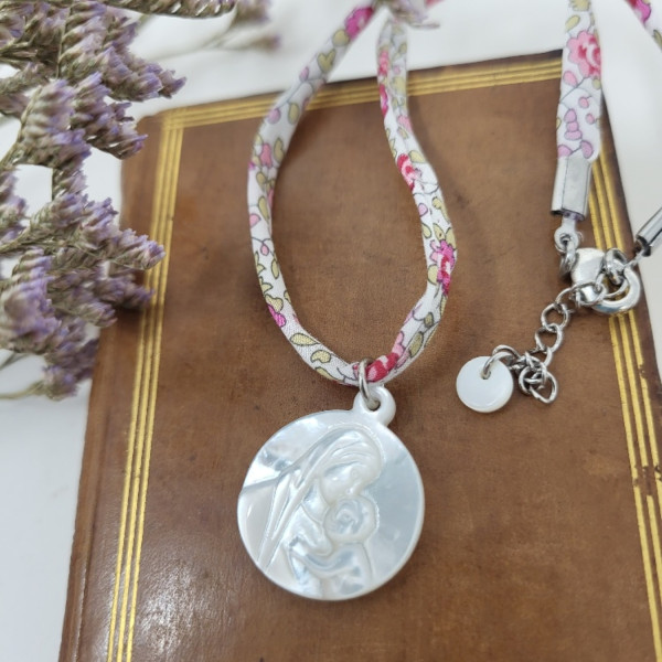Collier Vierge à l’Enfant en nacre 20 mm pour première communion