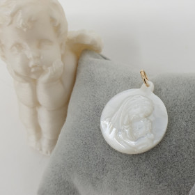 Collier Vierge à l’Enfant nacre 25 mm sur nacre, gravure détaillée