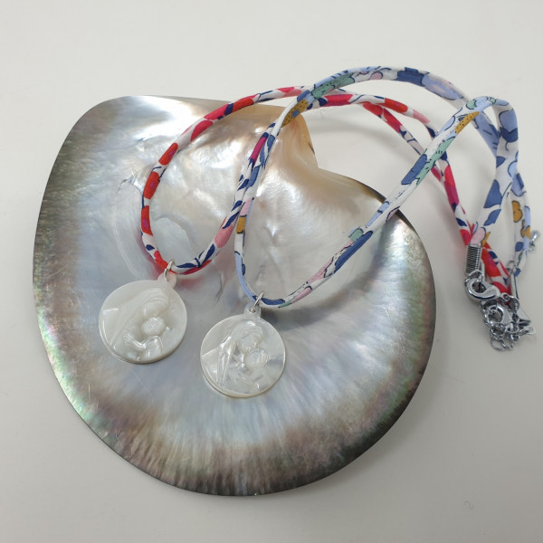 Collier Vierge à l’Enfant nacre 25 mm sur nacre, gravure détaillée
