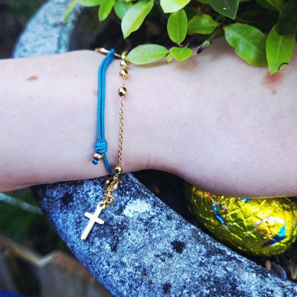 Bracelet dizainier plaqué or ou argent – croix et 10 grains de prière