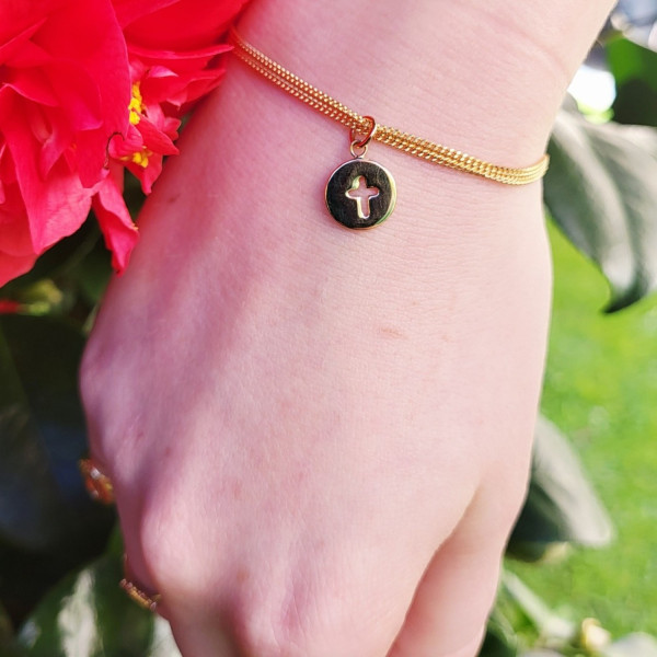 Bracelet croix plaqué or – Maille fine double | Bijou religieux moderne femme