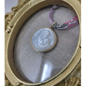 Collier Vierge à l’Enfant en Nacre | Eudelune