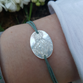 Bracelet religieux médaille miraculeuse en nacre sur cordon