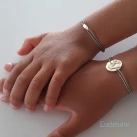 Bracelet religieux d'une médaille vierge à l'enfant sur cordon solide