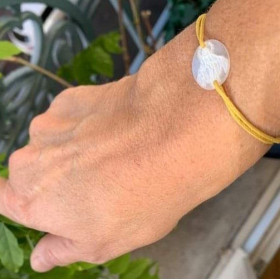 Bracelet religieux médaille miraculeuse en nacre sur cordon