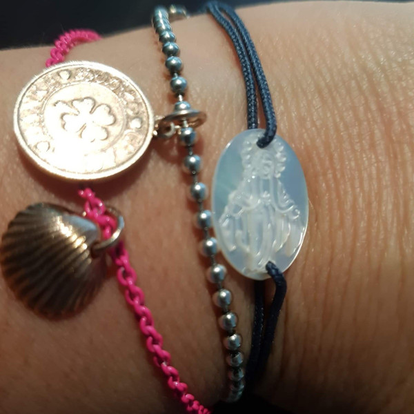 Bracelet religieux médaille miraculeuse en nacre sur cordon