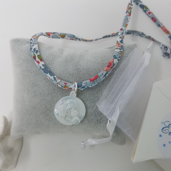 Collier Vierge à l’Enfant en nacre 20 mm pour première communion