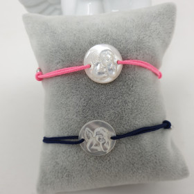 Médaille ange nacre symbole religieux précieux et plein de douceur