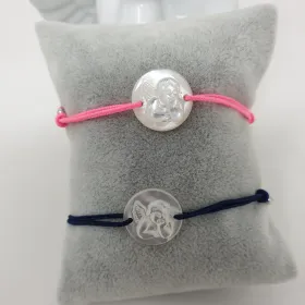 Médaille ange nacre symbole religieux précieux et plein de douceur