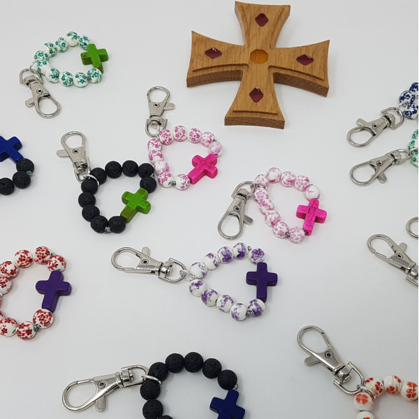 Dizainier porte-clés unique, céramique ou pierre de lave, croix nacre