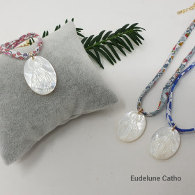 Collier Vierge Miraculeuse 25 mm en nacre – rayons et grâces
