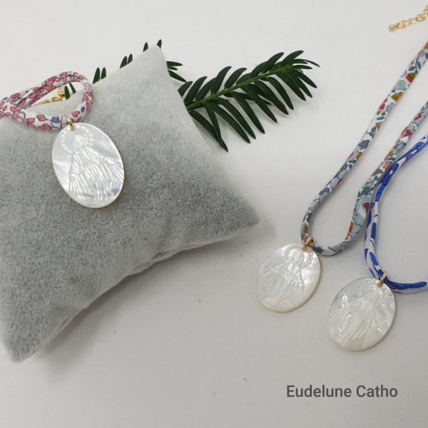 Collier Vierge Miraculeuse 25 mm en nacre – rayons et grâces