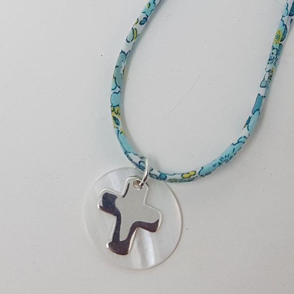 Collier Croix sur nacre pour jeune communiante en argent ou plaqué or