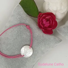 Médaille ange nacre symbole religieux précieux et plein de douceur