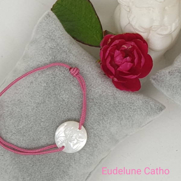 Médaille ange nacre symbole religieux précieux et plein de douceur