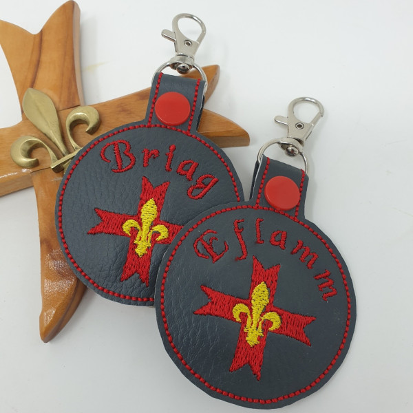 Médaillon en simili cuir porte clés religieux brodé personnalisé